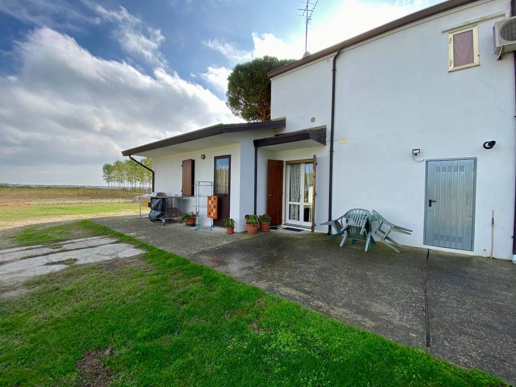 Villa a Comacchio in Strada Statale Romea, 74 - Foto 4