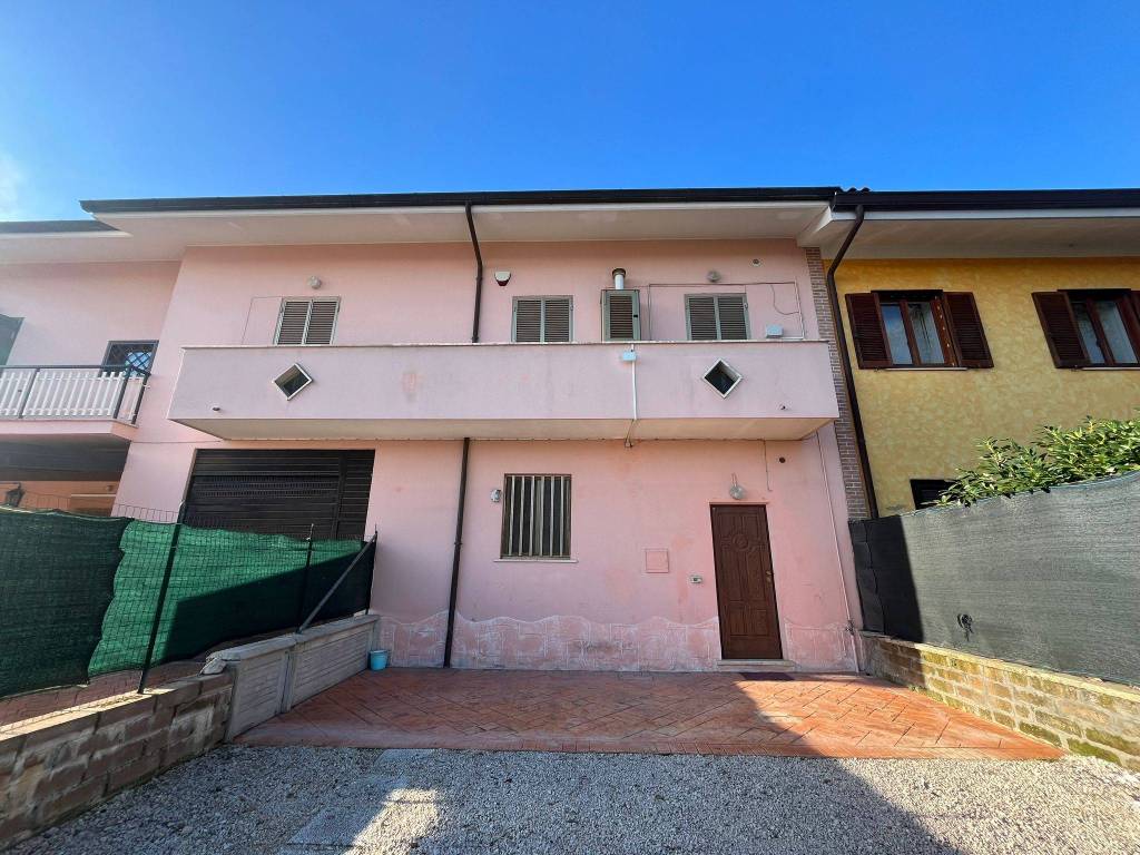 Villetta a schiera a Aprilia in Via Tor Del Padiglione, 36 - Foto 2