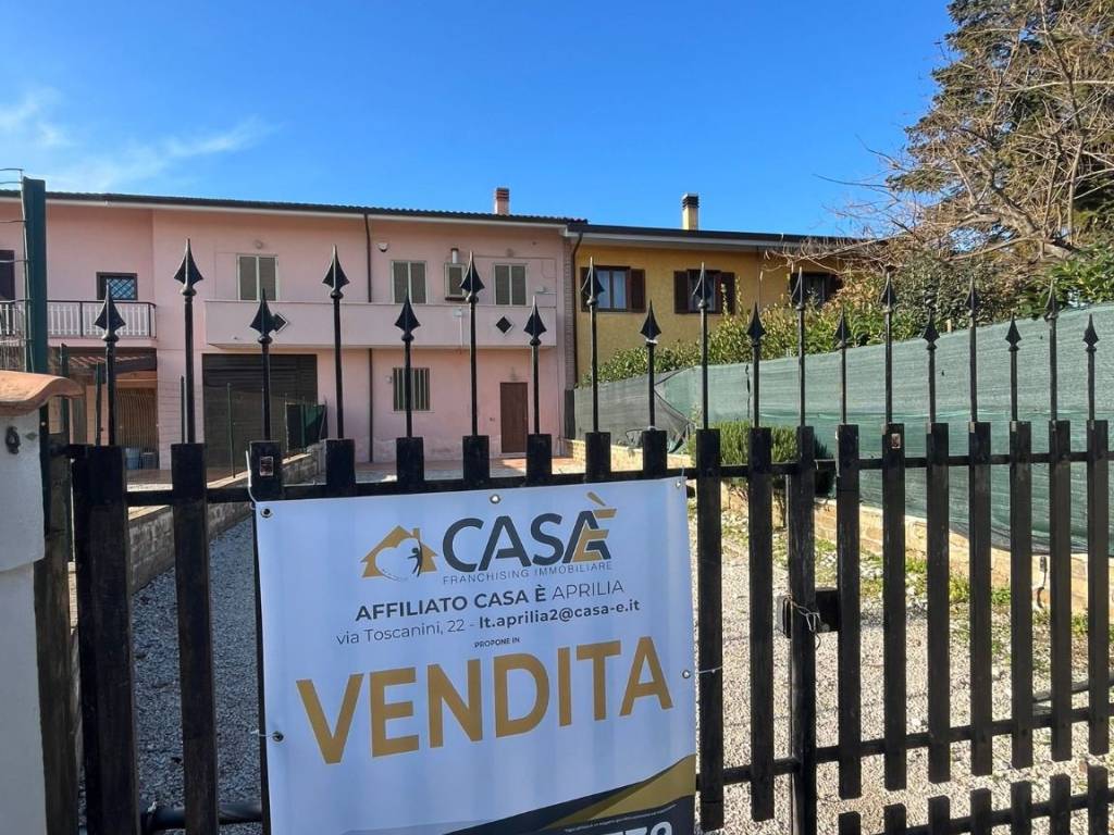 Villetta a schiera a Aprilia in Via Tor Del Padiglione, 36 - Foto 3