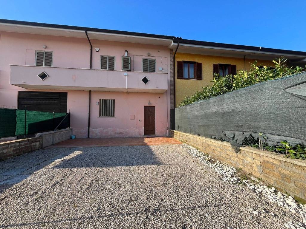 Villetta a schiera a Aprilia in Via Tor Del Padiglione, 36 - Foto 4