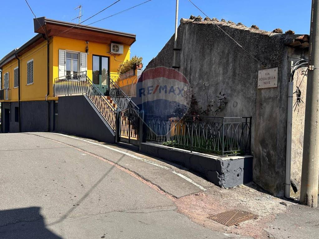 Casa indipendente a Linguaglossa in Via Fossa della Neve, 2 - Foto 2