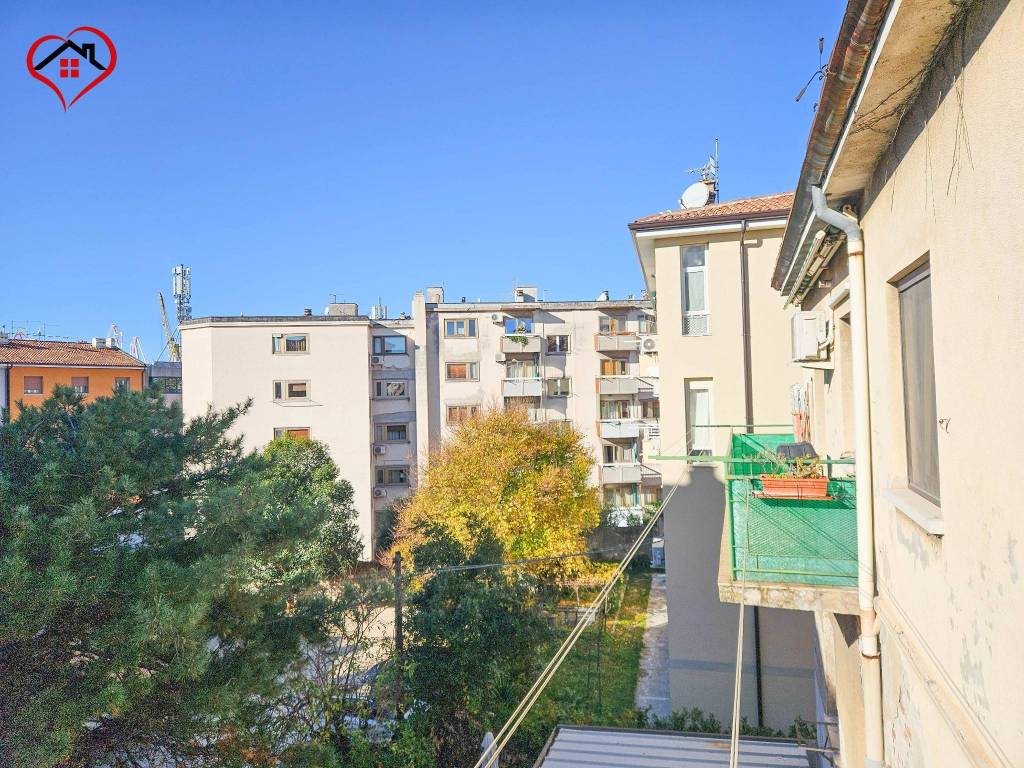 Appartamento a Trieste in Via Lorenzo Lorenzetti, 9 - Foto 2