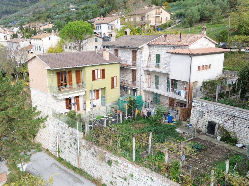 Casa indipendente a Gubbio in Strada Statale di Gubbio e Pian d'Assino - Foto 2