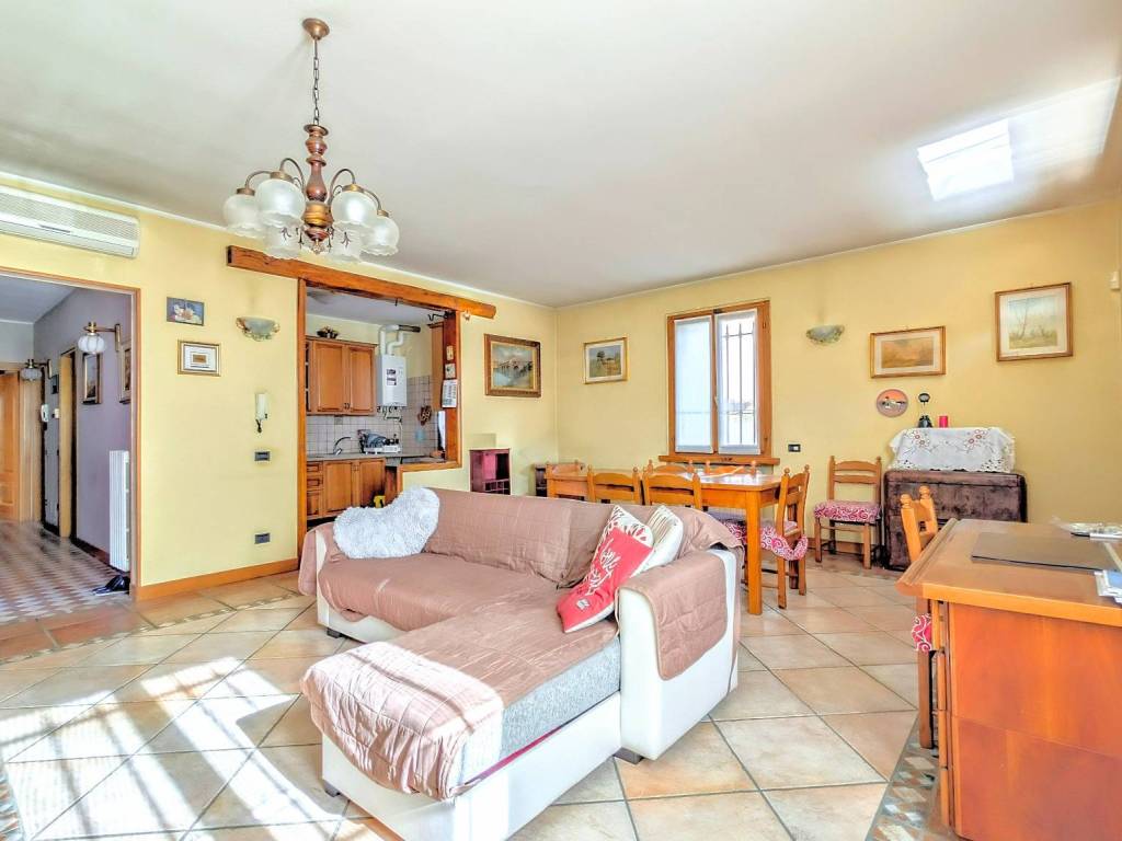 Villa a Zeccone in Via Monte Grappa, 138 - Foto 3