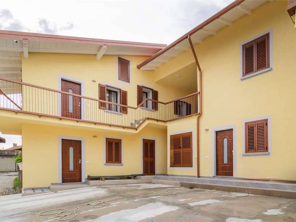 Appartamento a Besozzo in via lago, 23 - Foto 2