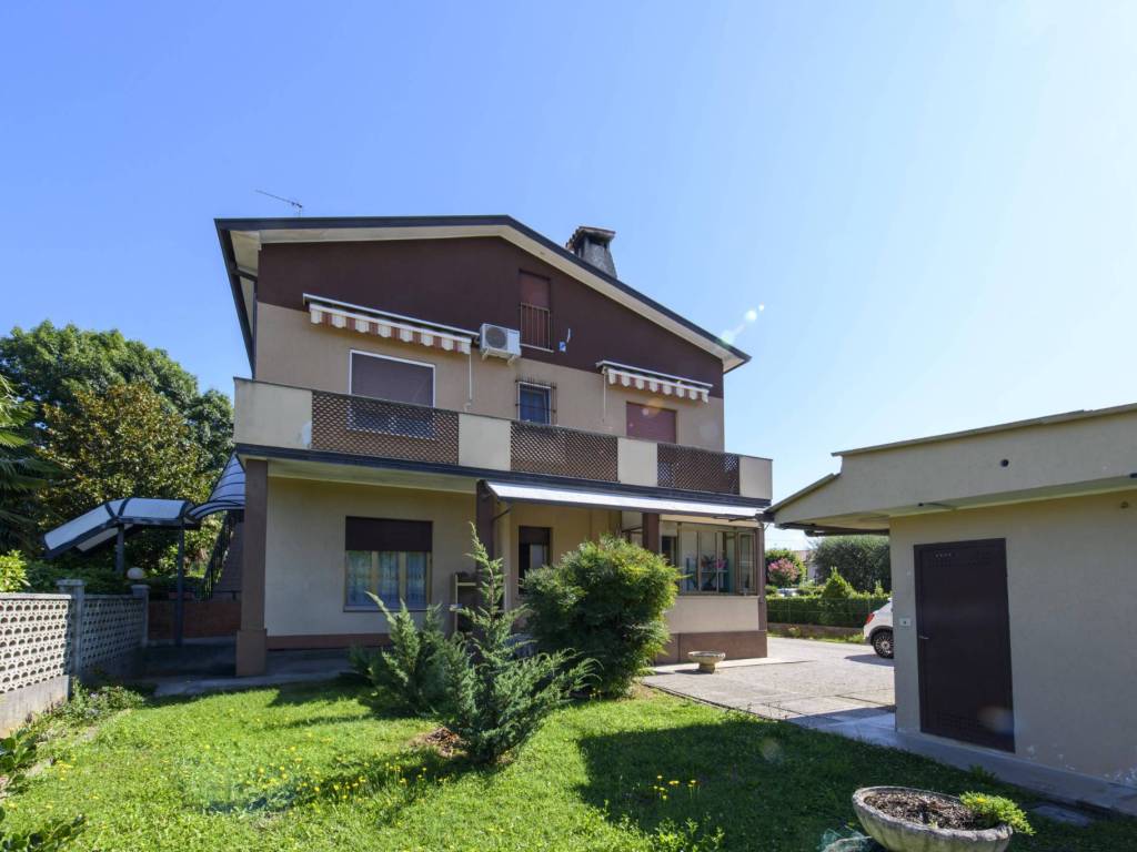 Appartamento a Capriva del friuli in VIA BATTISTI - Foto 2
