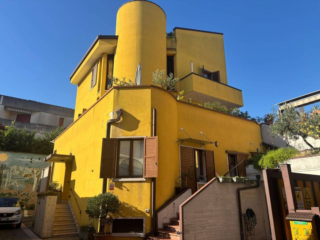 Palazzo / stabile a Verona in Via Tombetta, 92 - Foto 2