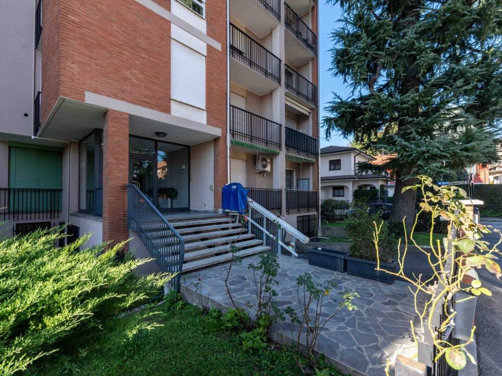 Appartamento a Saronno in VIA FILIPPO REINA - Foto 2