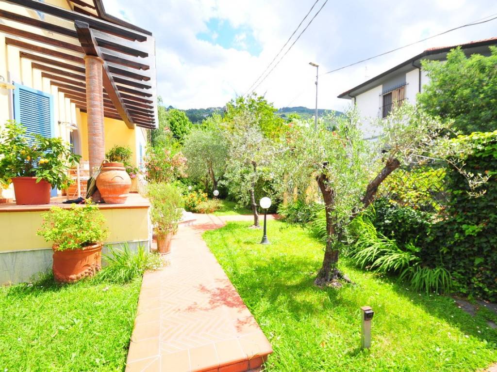Villa a Pietrasanta in Via Antonio Rosmini, 15 - Foto 4