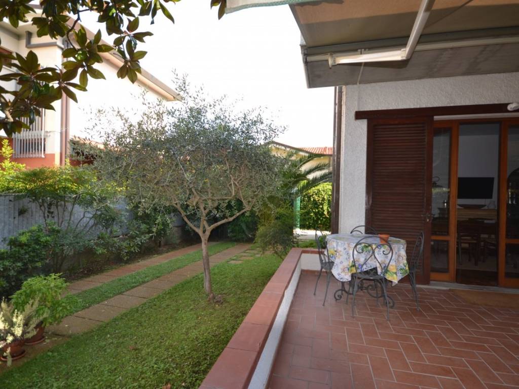 Villa a Pietrasanta in Viale Versilia - Foto 2
