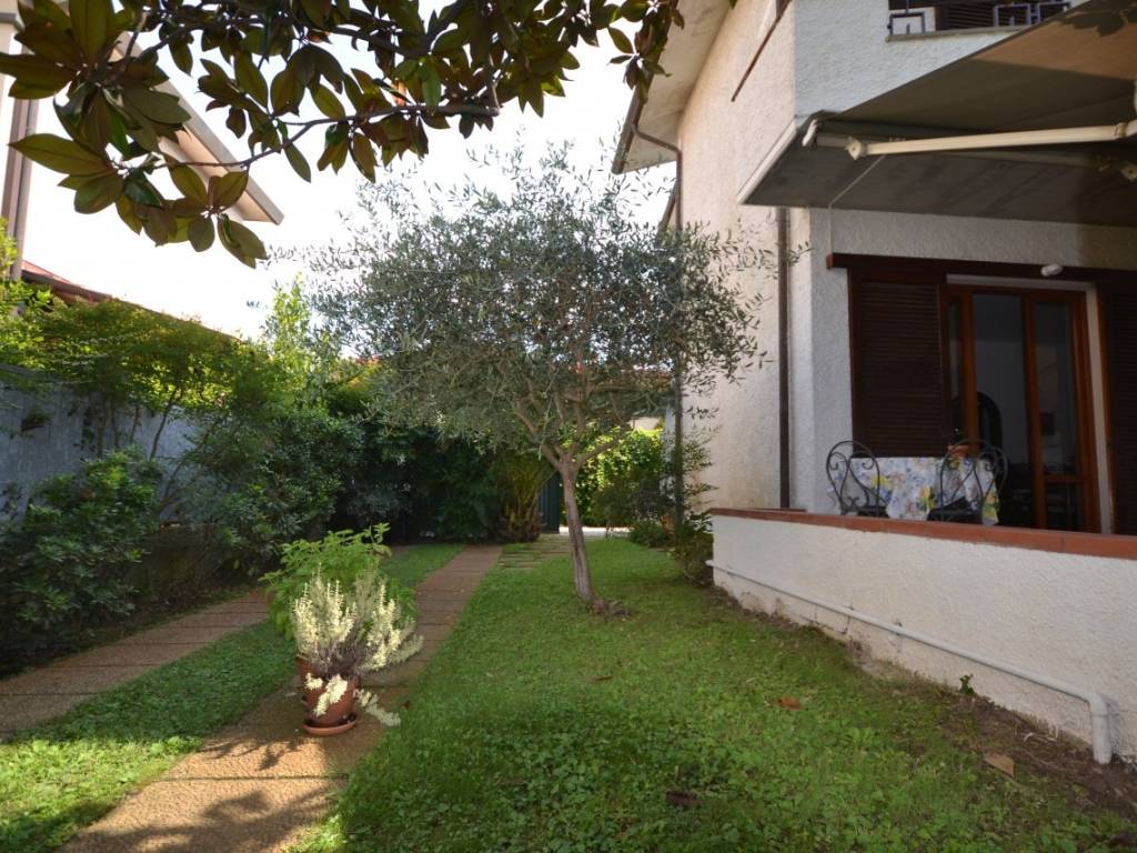 Villa a Pietrasanta in Viale Versilia - Foto 3