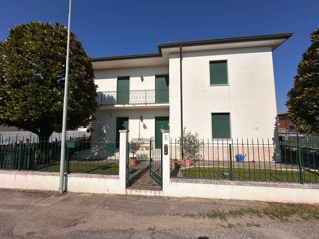 Villa a Caldiero in Via Giacomo Lepardi, 5 - Foto 2