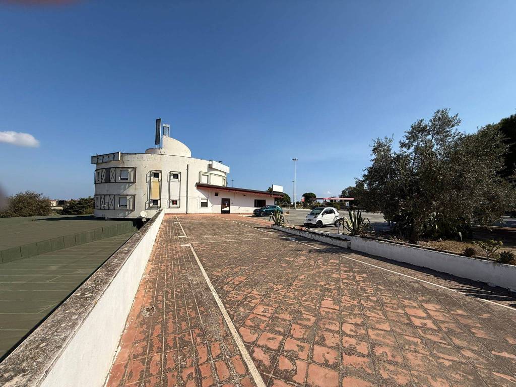 Palazzo / stabile a Crotone in SS106 - Foto 3