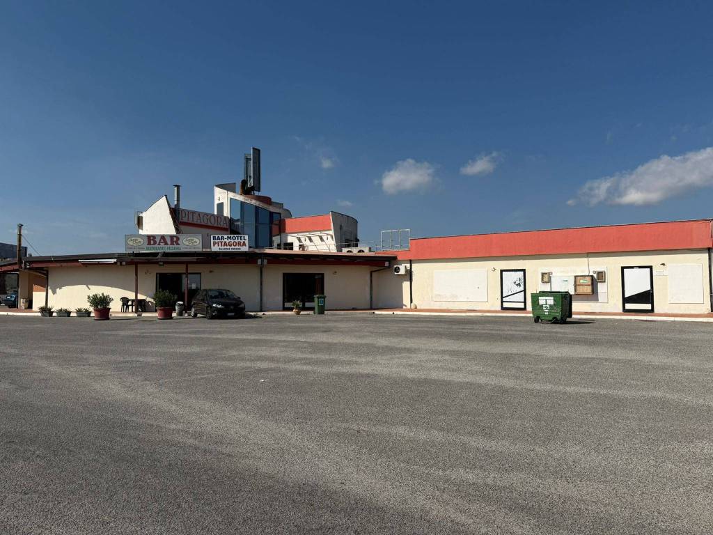 Palazzo / stabile a Crotone in SS106 - Foto 4