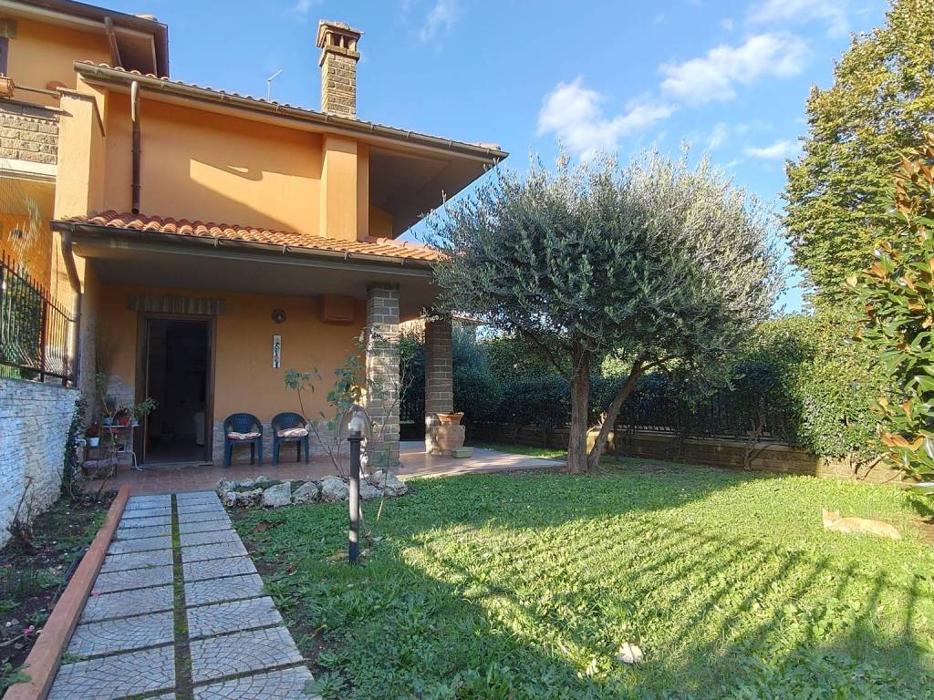 Villetta a schiera a Oriolo romano in Via 25 Aprile - Foto 2