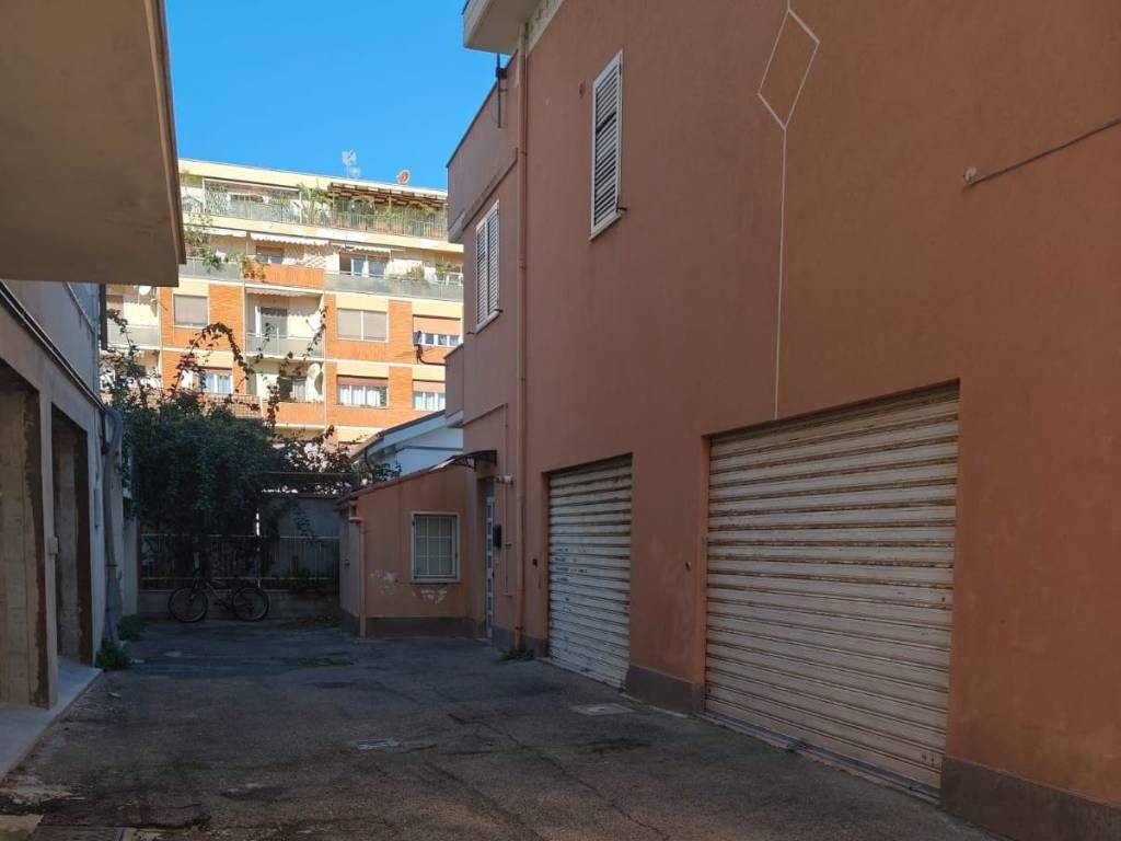 Box / garage a Pescara in Via Luigi Settembrini, 1 - Foto 1
