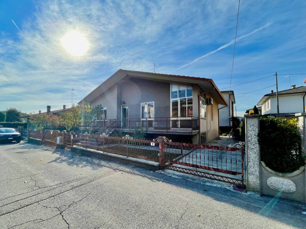 Casa indipendente a Montecchio maggiore in via Liguria, 10 - Foto 2