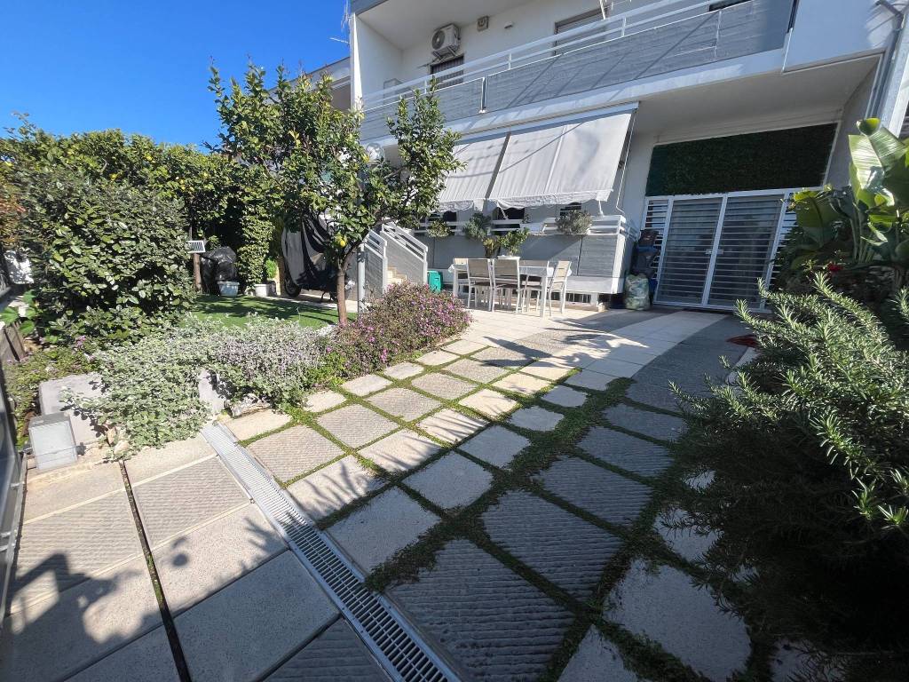 Villa a Bari in Viale Gennaro Trisorio-Liuzzi, 180 - Foto 2