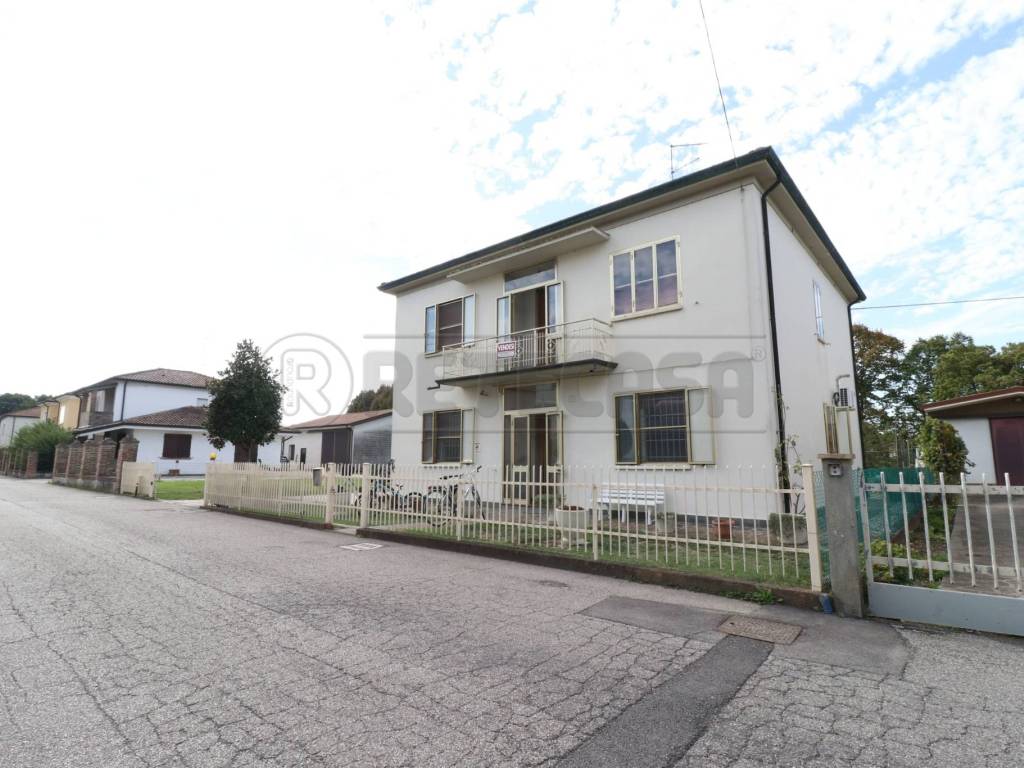 Villa a Bondeno in Via Don Giovanni Minzoni, 17 - Foto 2