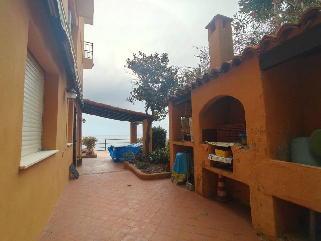 Appartamento a Finale ligure in Via Guglielmina d'Olanda, 2 - Foto 2