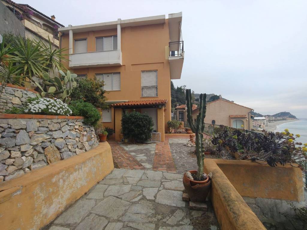 Appartamento a Finale ligure in Via Guglielmina d'Olanda, 2 - Foto 3