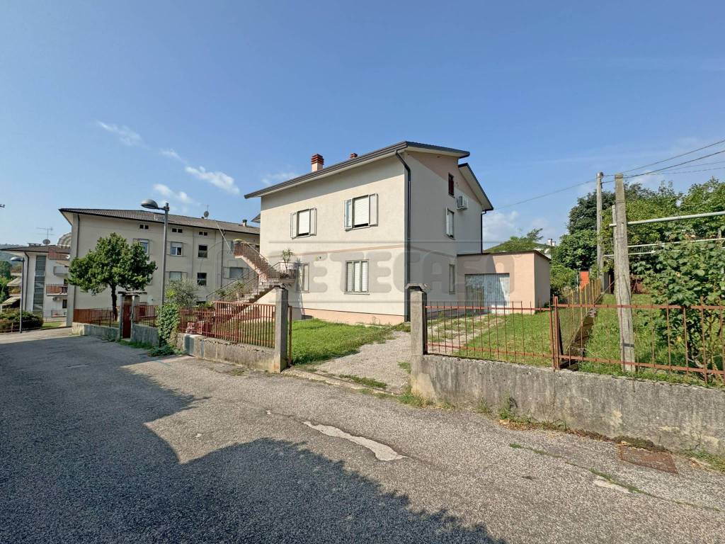 Appartamento a Cornedo vicentino in via iv novembre, 7 - Foto 2