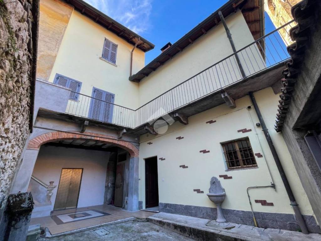 Casa indipendente a Arcisate in Piazza S. Vittore, 4 - Foto 2