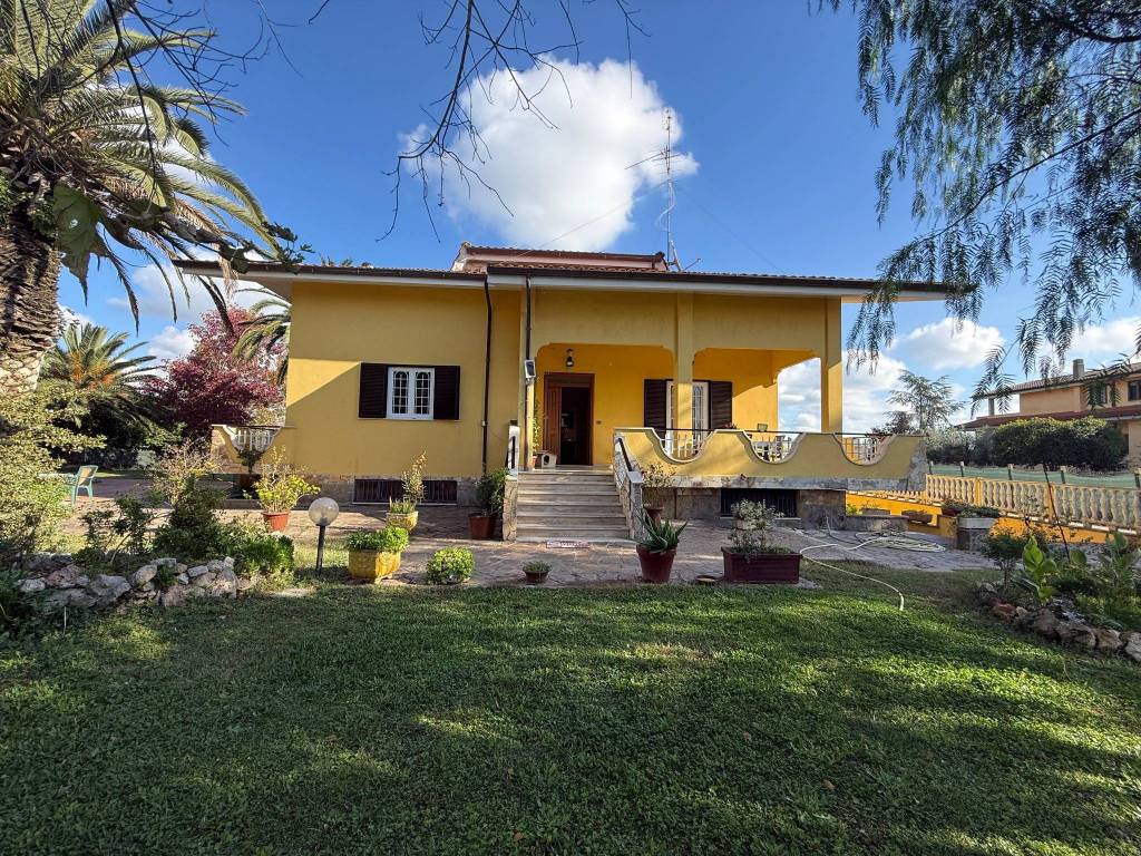 Villa a Aprilia in Via Torre del Padiglione - Foto 4