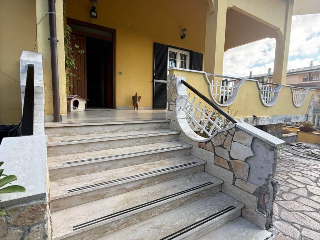Villa a Aprilia in Via Torre del Padiglione - Foto 5