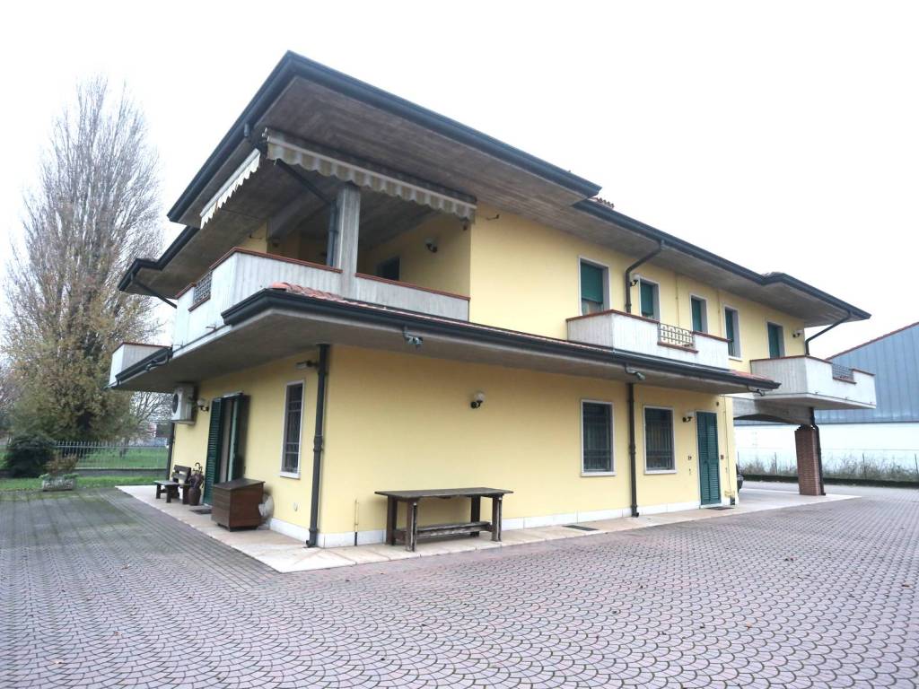 Villa a Roverbella in Via Fontane - Foto 2