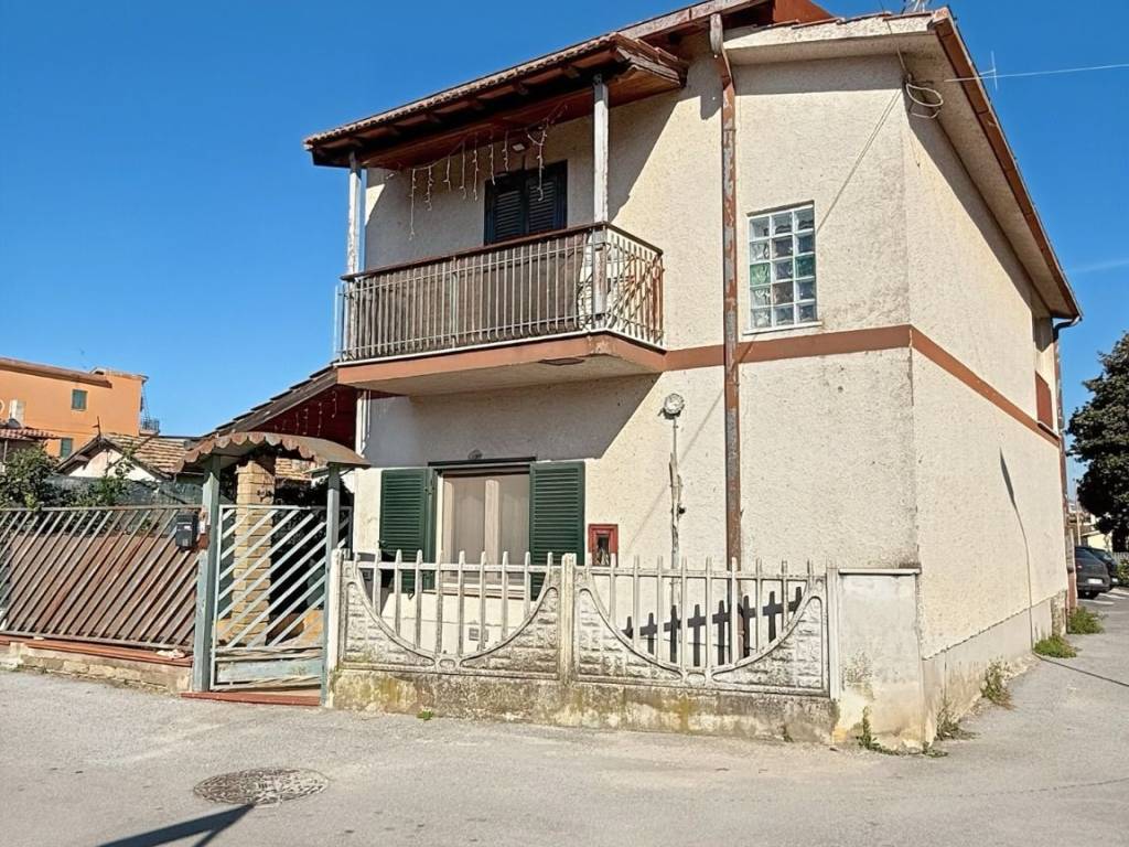 Villa a Lariano in Via Fratelli Rosselli, 9 - Foto 3