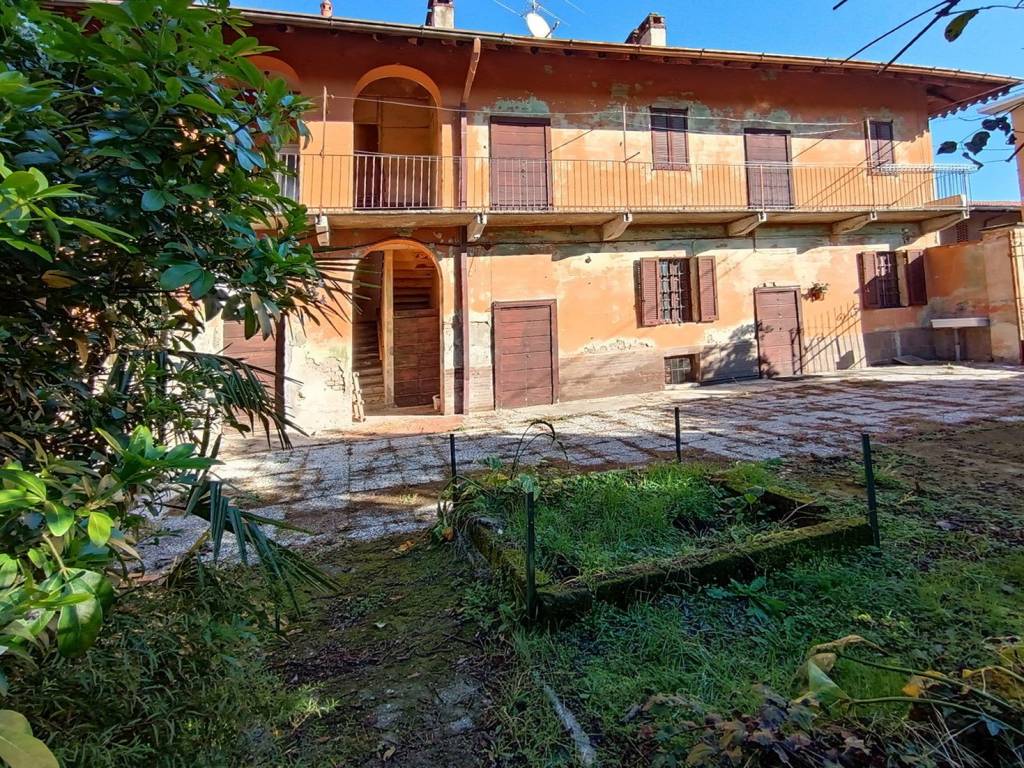 Rustico / casale a Lonate pozzolo in Via Francesco Baracca, 9 - Foto 2