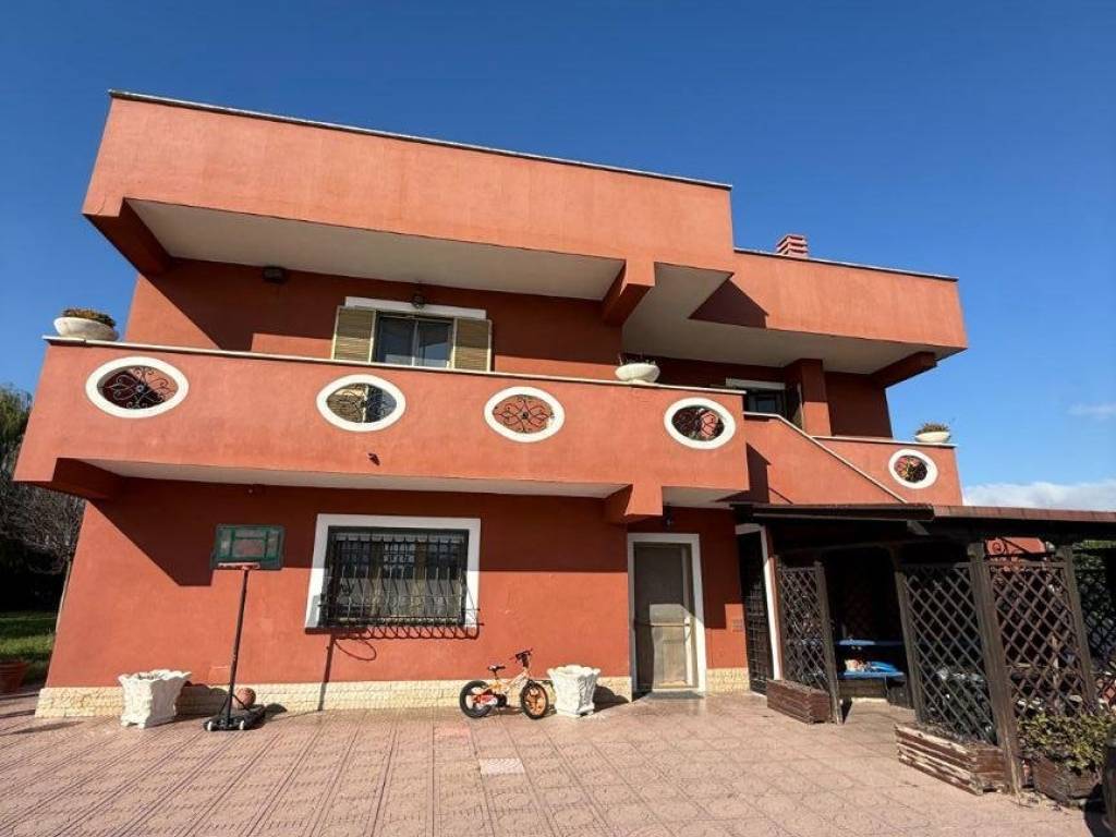 Villa a Aprilia in Via Panaro - Foto 2