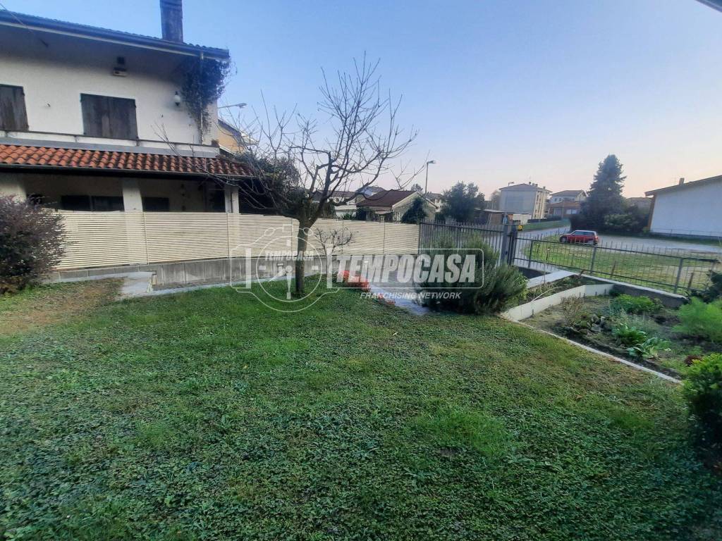 Villa a Borgofranco d'ivrea in Via Fratelli Savio - Foto 2