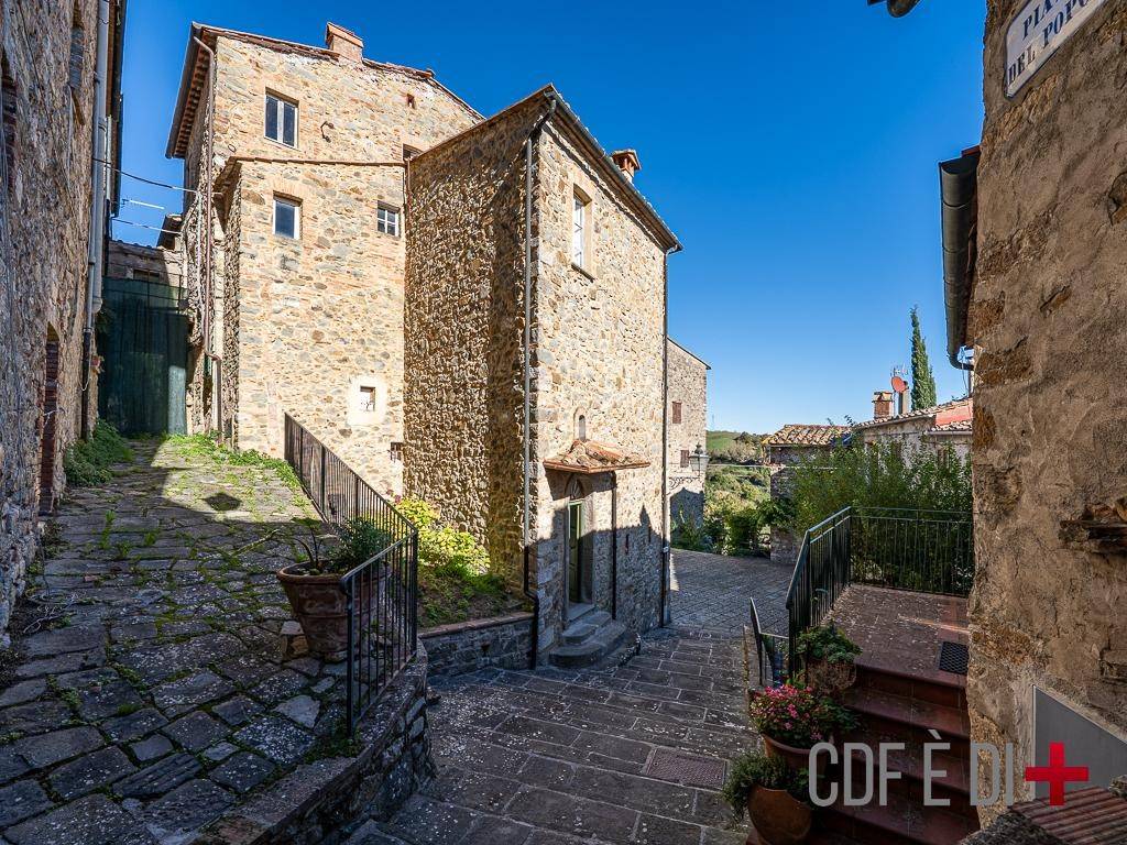 Appartamento a Castelnuovo di val di cecina in Piazza del Popolo - Foto 2