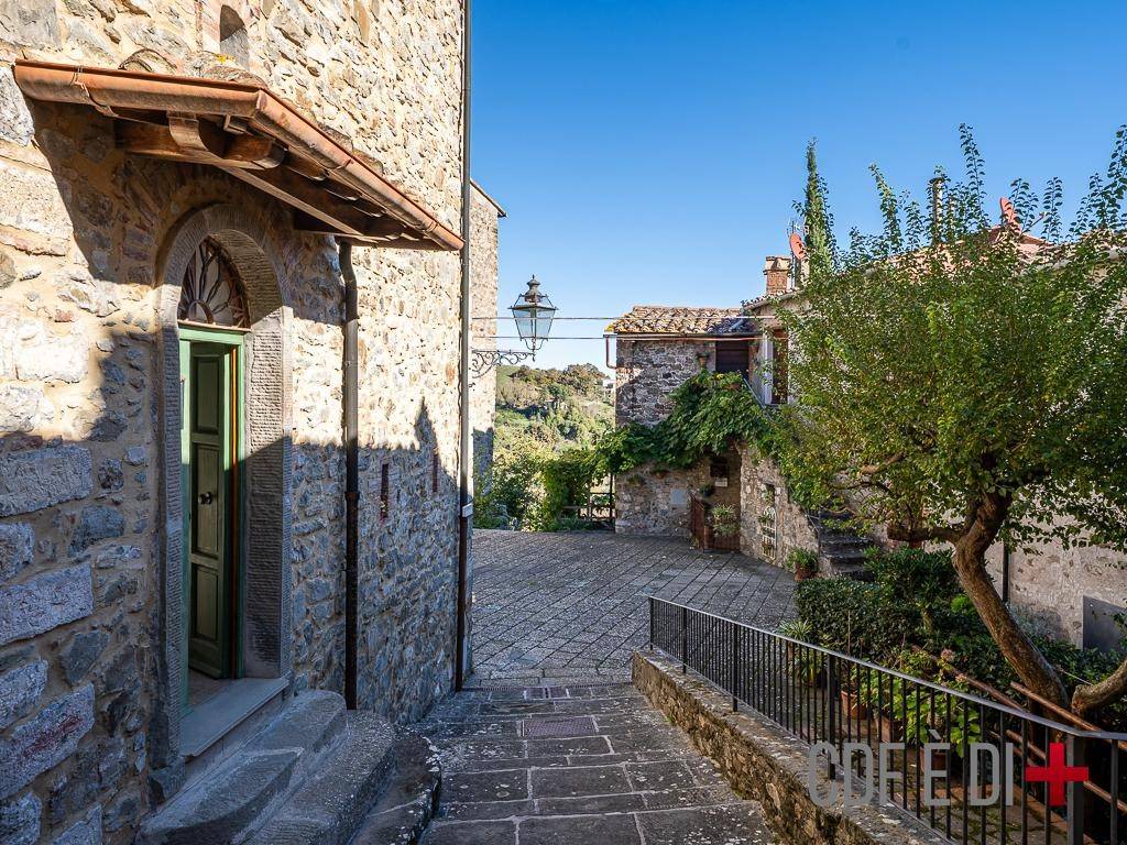 Appartamento a Castelnuovo di val di cecina in Piazza del Popolo - Foto 3