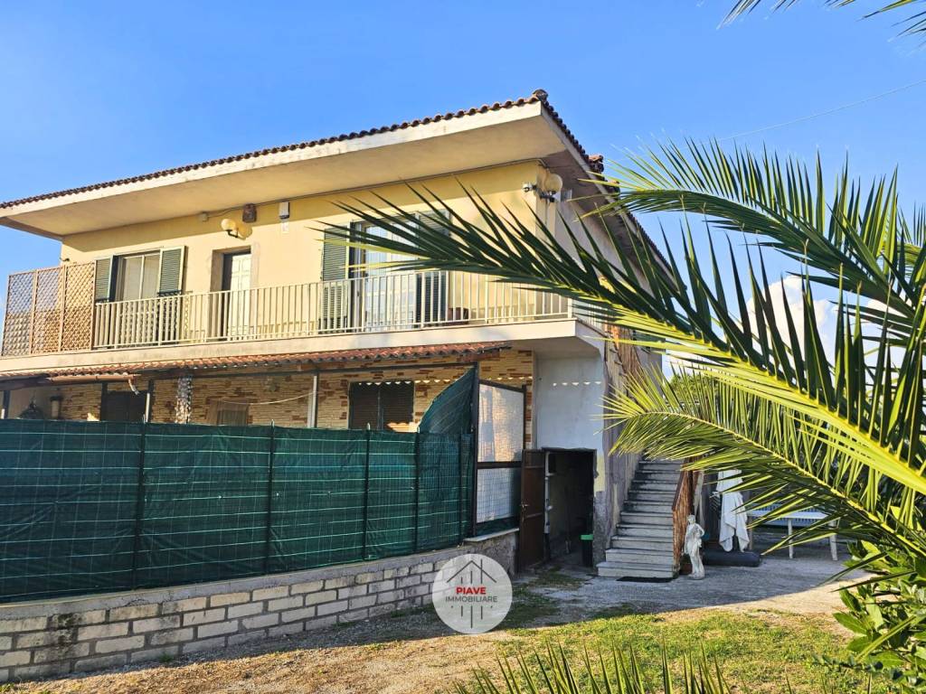 Villa a Aprilia in Via Lampione - Foto 2
