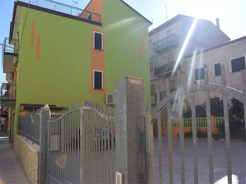 Palazzo / stabile a Crosia in Via Luigi Einaudi, 2 - Foto 2