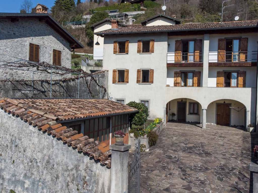 Appartamento a Clusone in Via San Narno, 5 - Foto 2