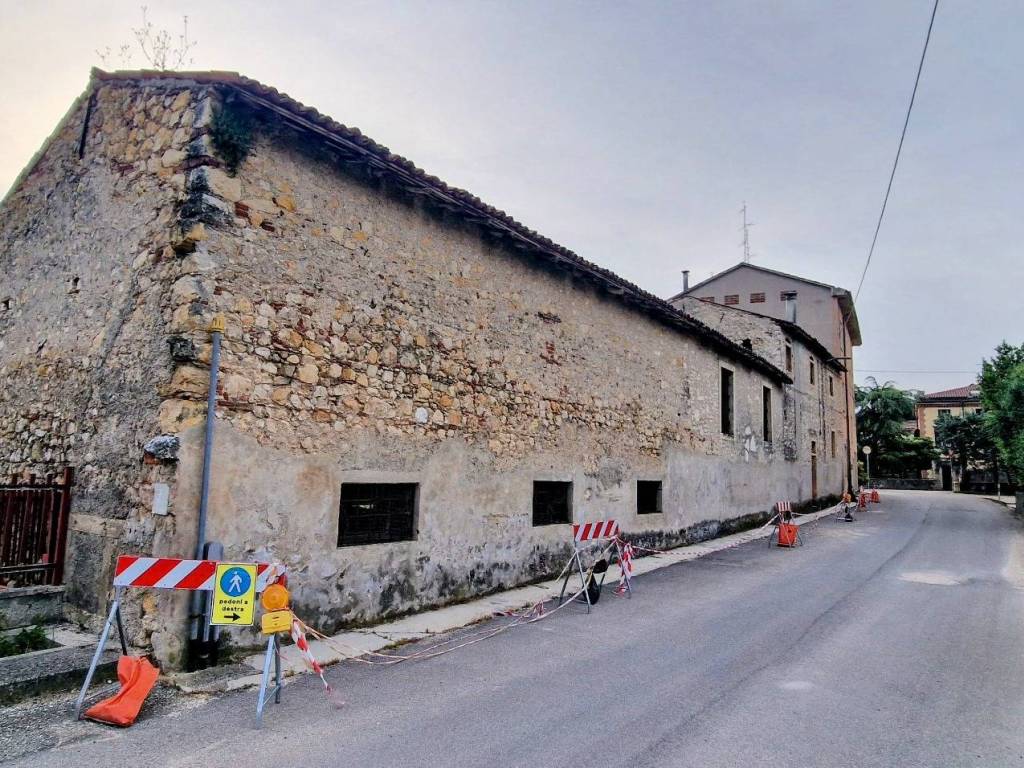 Palazzo / stabile a Verona in Contrada Nesente, 40 - Foto 4