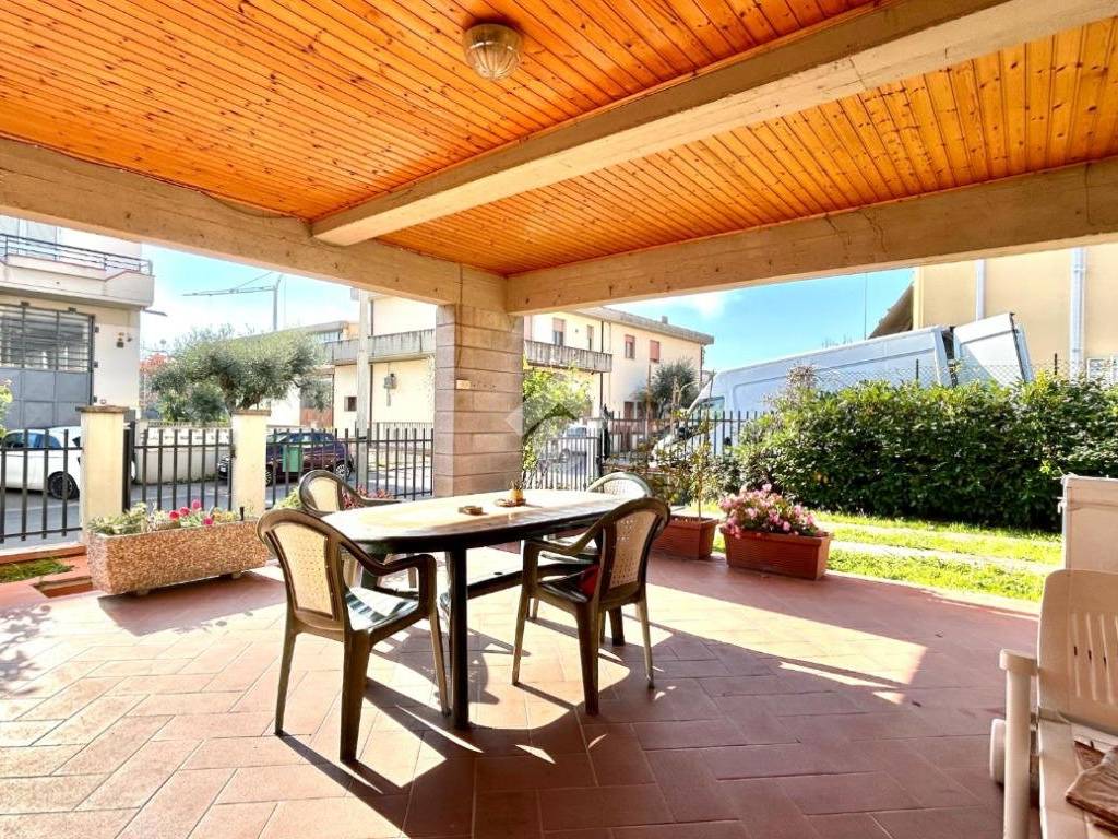 Villa a Pistoia in Via Lambruschini, 115 - Foto 2