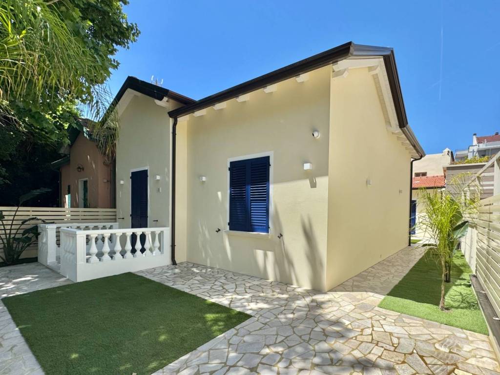 Villa a Riccione in Viale Decio Raggi, 2 - Foto 2