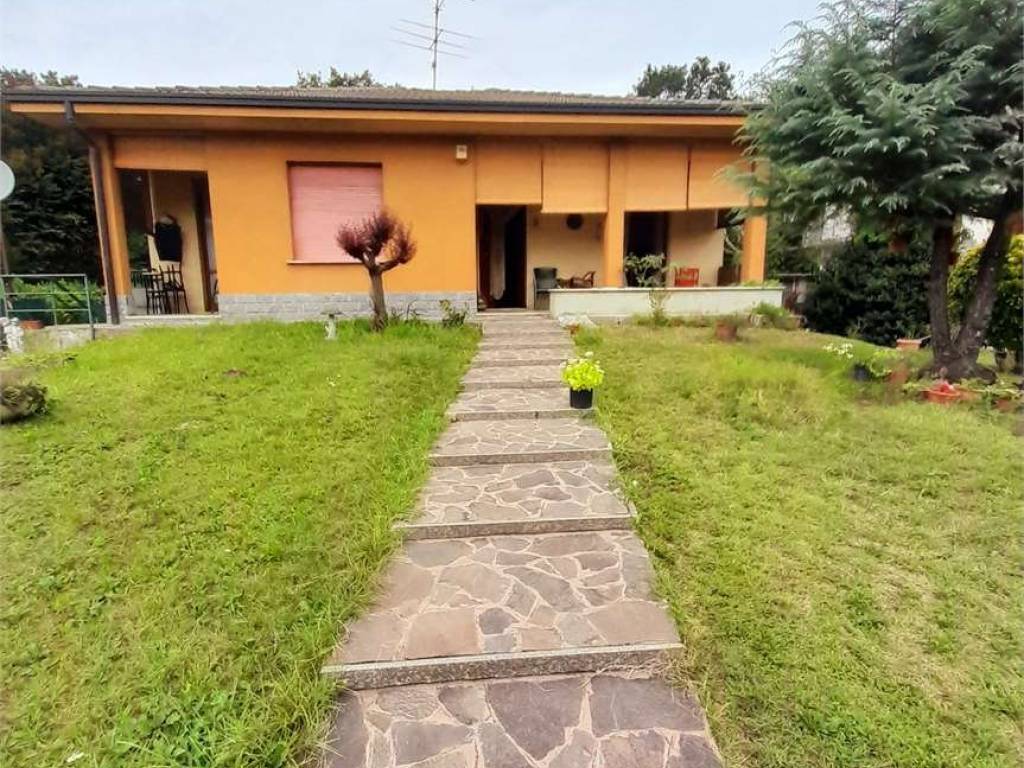 Casa indipendente a Samarate in Via Damiano Chiesa, 26 - Foto 4