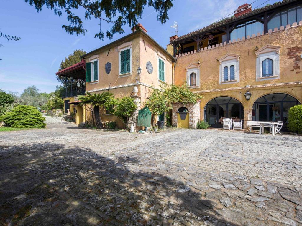 Villa a Finale ligure in Via Don Mario Scarrone - Foto 2