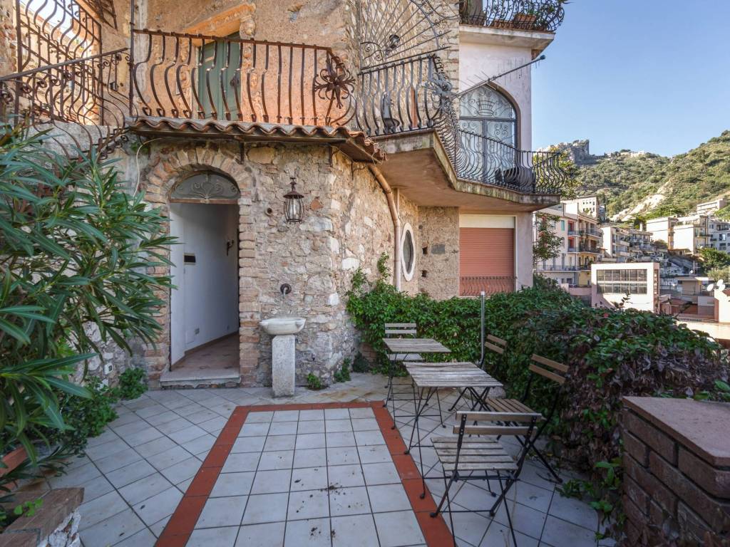 Appartamento a Taormina in Via Fontana Vecchia, 5 - Foto 2