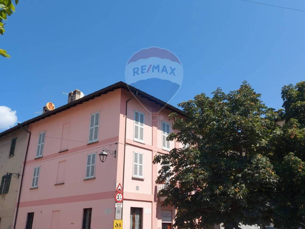 Appartamento a Gemonio in Piazza della Vittoria, 6 - Foto 2