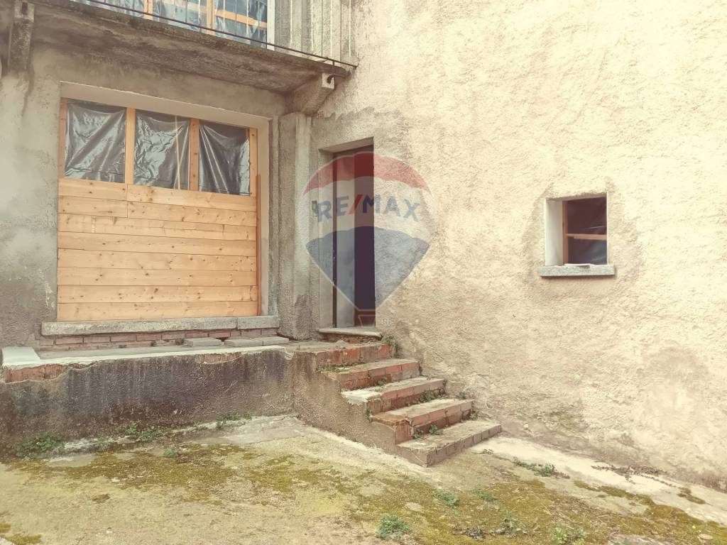 Casa indipendente a Cocquio-trevisago in Piazza Garibaldi, 4 - Foto 2