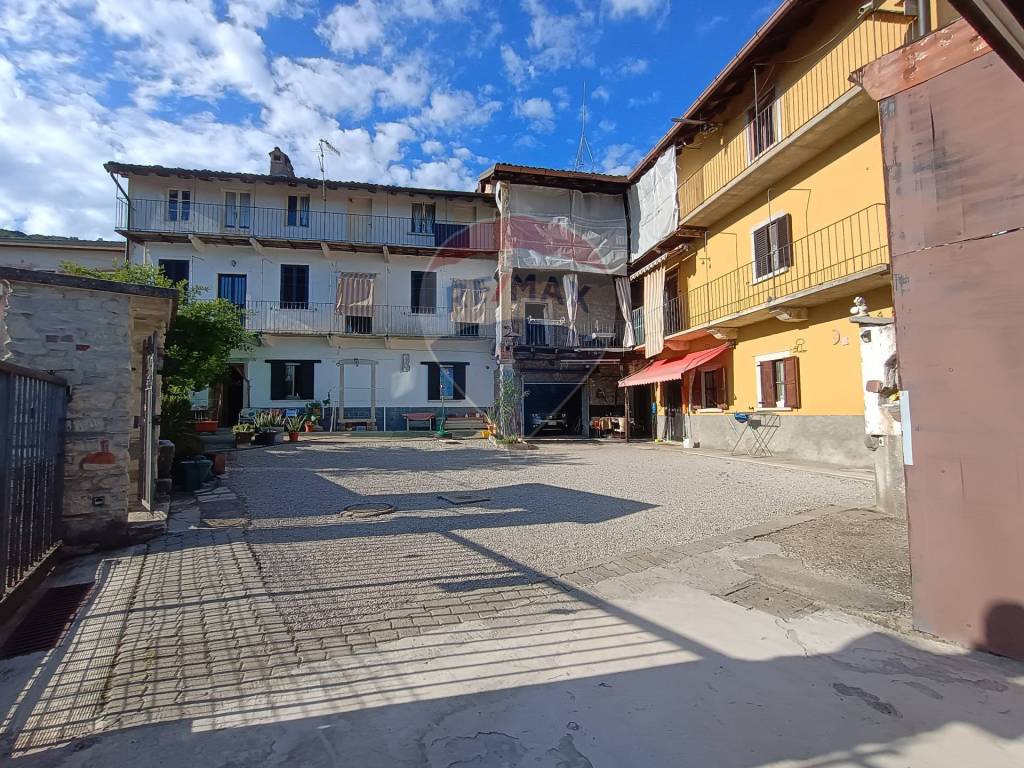 Casa indipendente a Saltrio in via Viggiù, 63 - Foto 2