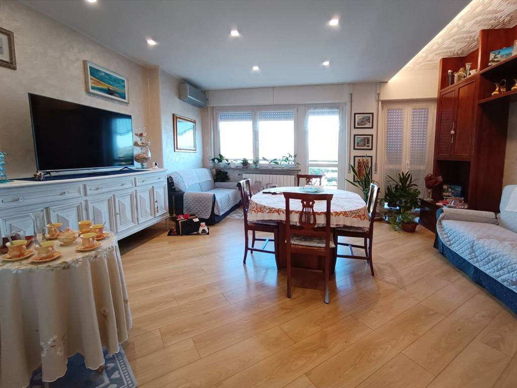 Appartamento a Gallarate in Via Giovanni Segantini, 3 - Foto 2