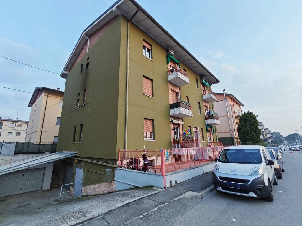 Palazzo / stabile a Verona in Viale del Commercio, 15 - Foto 2